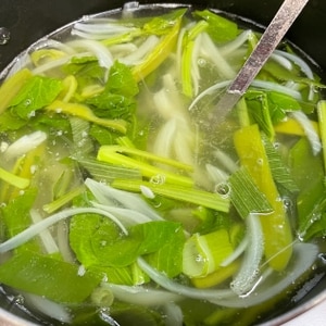 玉ねぎと小松菜のコンソメスープ